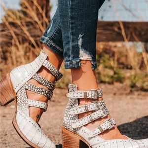 Freebird** Felicity white studded croco SIZE 7